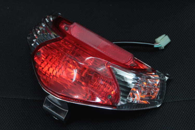 LEDテール（DCR）のクリアレンズカバーを台湾SUZUKI純正カバーに交換