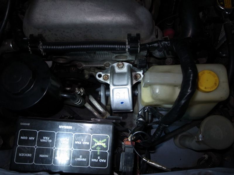 エンジンマウント 11210-1M900 交換 （日産 ラシーン・NB14）by 白い変