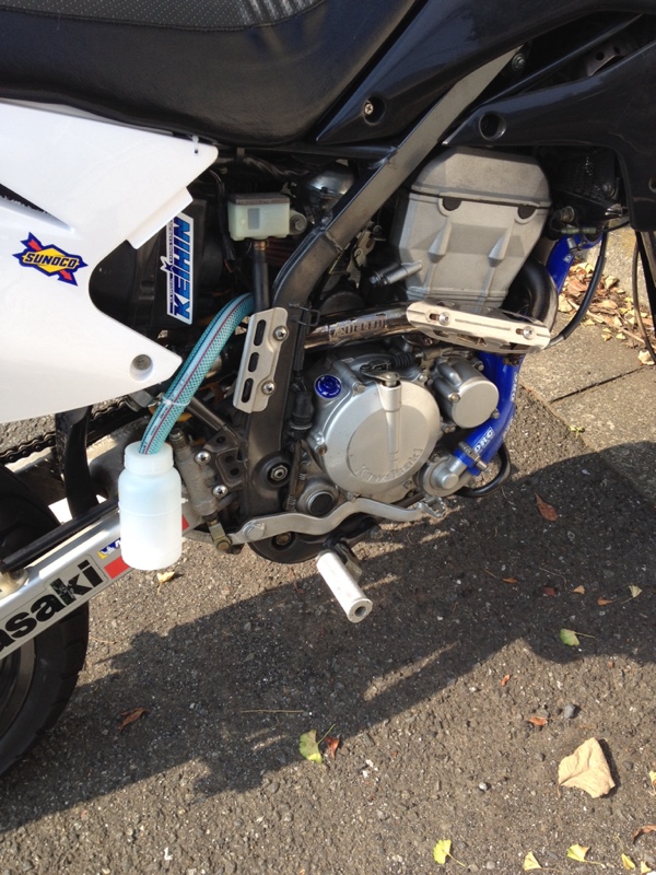 適当バッテリー移設と適当オイルキャッチタンク（カワサキ D-TRACKER