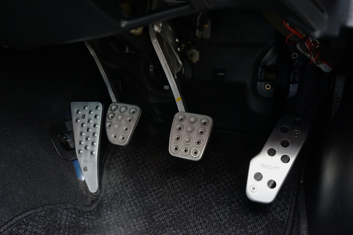 マツダ純正アルミアクセルペダル＆アルミフットレスト取り付け（マツダ