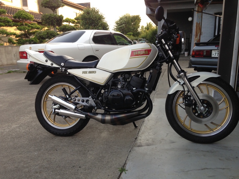 ガソリンタンク修復と缶スプレー塗装（ヤマハ RZ250）by 改造マニア