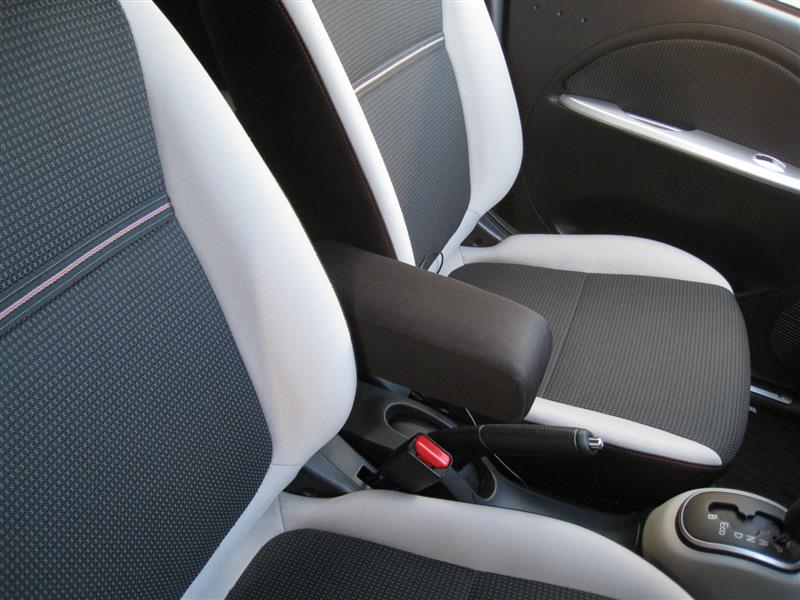 純正アームレスト装着（三菱 i-MiEV・HA3/4W）by ダーククリスタル