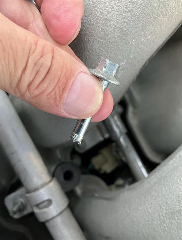 インマニのボルトが折れてしまいました。（ジャガー Xタイプ (セダン