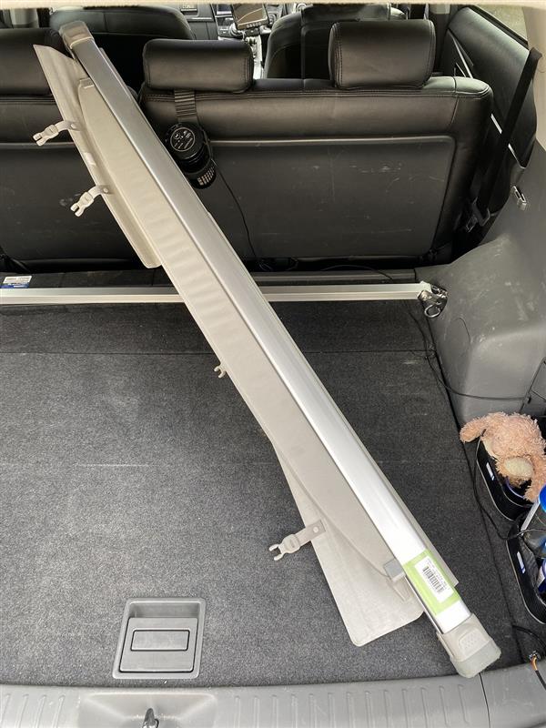 プリウスα純正オプションのトノカバーを購入したので，取り付けてみた