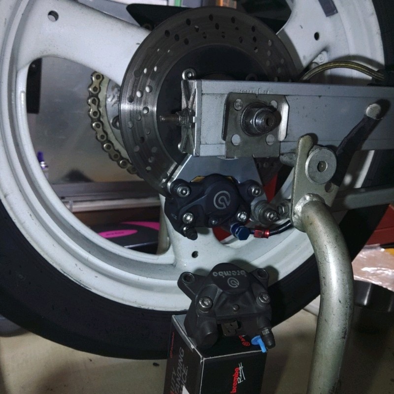 ①ブレンボ・カニ・キャリパーのピストン径32mmから34mmのキャリパーへ