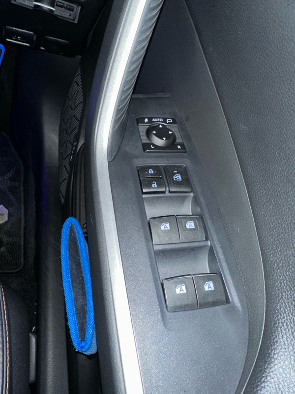 ミラースイッチ＆パワーウインドウスイッチ交換（トヨタ RAV4・XA50系