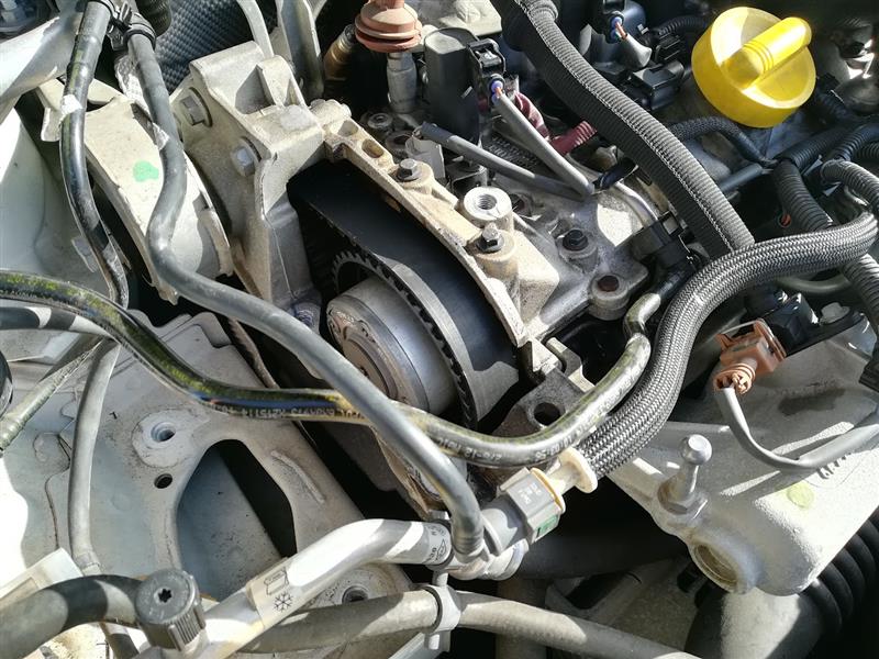 アッパー右エンジンマウントの取り外し（ルノー メガーヌ ルノー