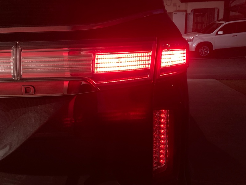 アッパーテール ランプ交換（日産 エルグランド・E52）by hiroce52
