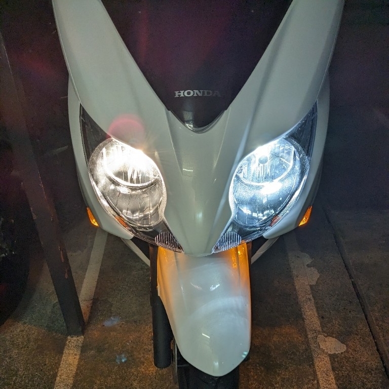 フォルツァZ MF10 ヘッドライトバルブ交換（右） （ホンダ フォルツァ