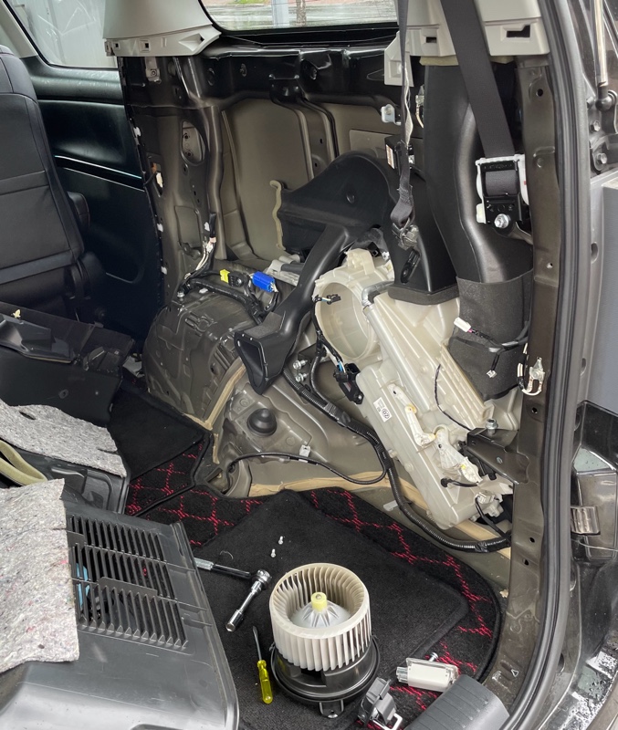 リアエアコン（エバポレーター）の洗浄（トヨタ ヴェルファイア・20系