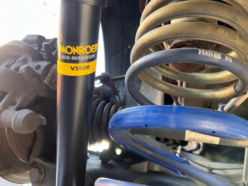 リアショック交換DIY(使用工具も)（メルセデス・ベンツ Vクラス・W447