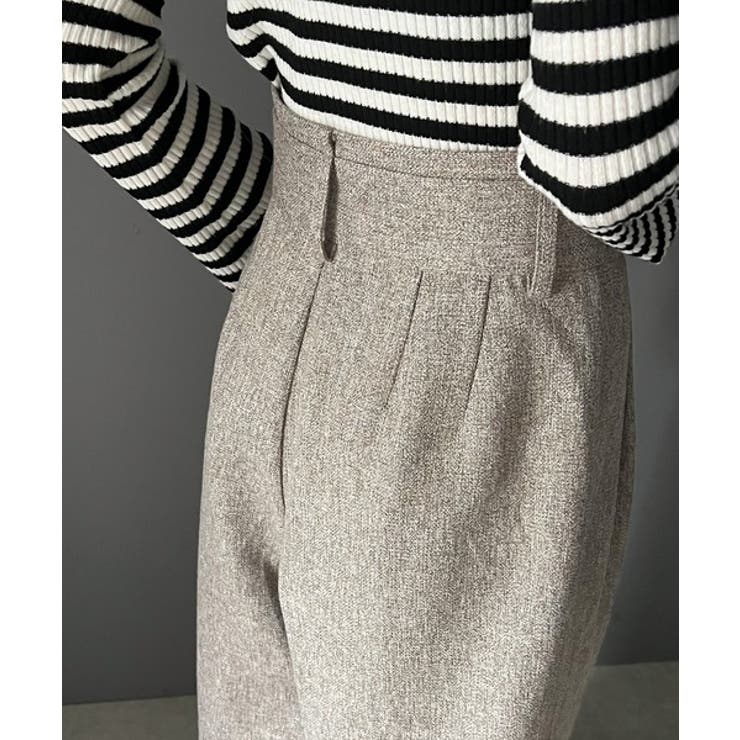 ウエストベルトが目を惹く。ツイード調ハイウエストワイドスラックス