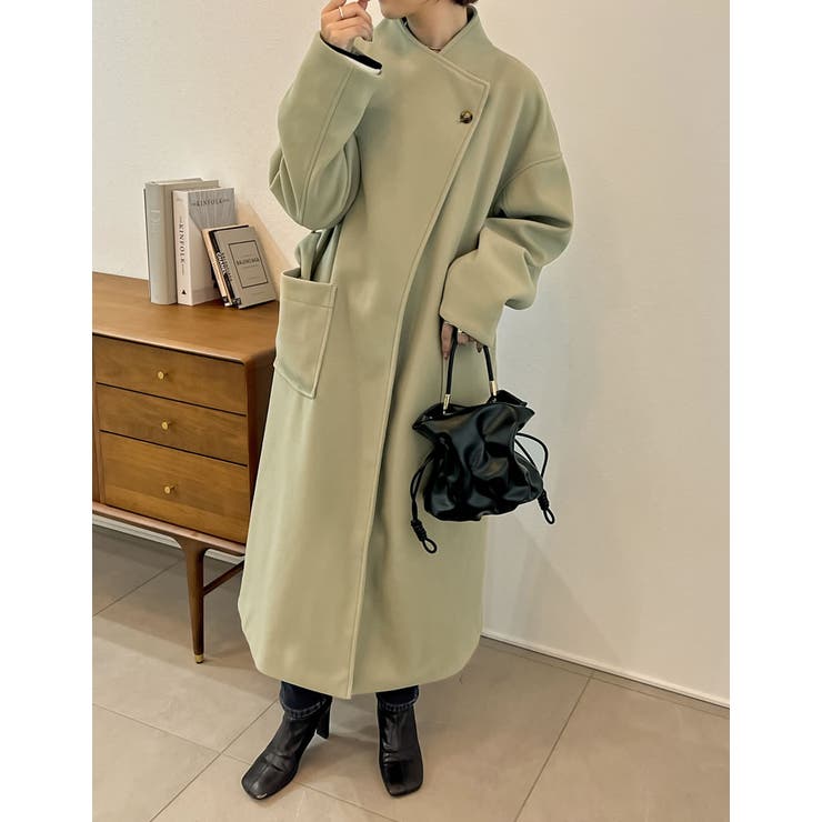 高めの襟がモードな印象に ラップデザインフェイクウールロングコート