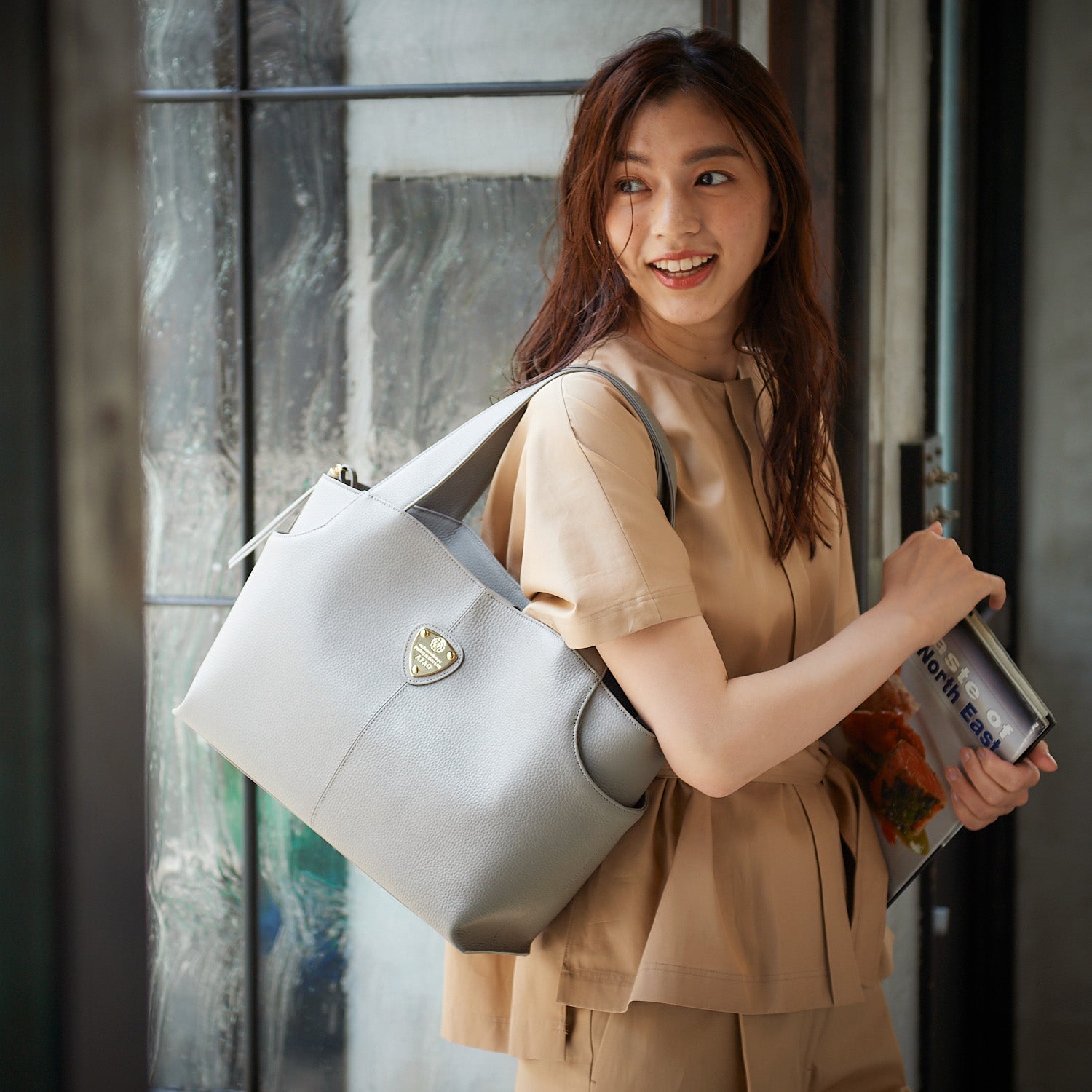 InRed2023年8月号掲載＞華やかさが光るミニ型ショルダーバッグ