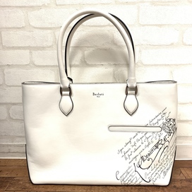 銀座本店で、ベルルッティの19年製の白のスクリットのドゥジュールの