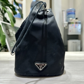 プラダを渋谷で買取。1NE369、リナイロンの巾着型ポーチを買取ました