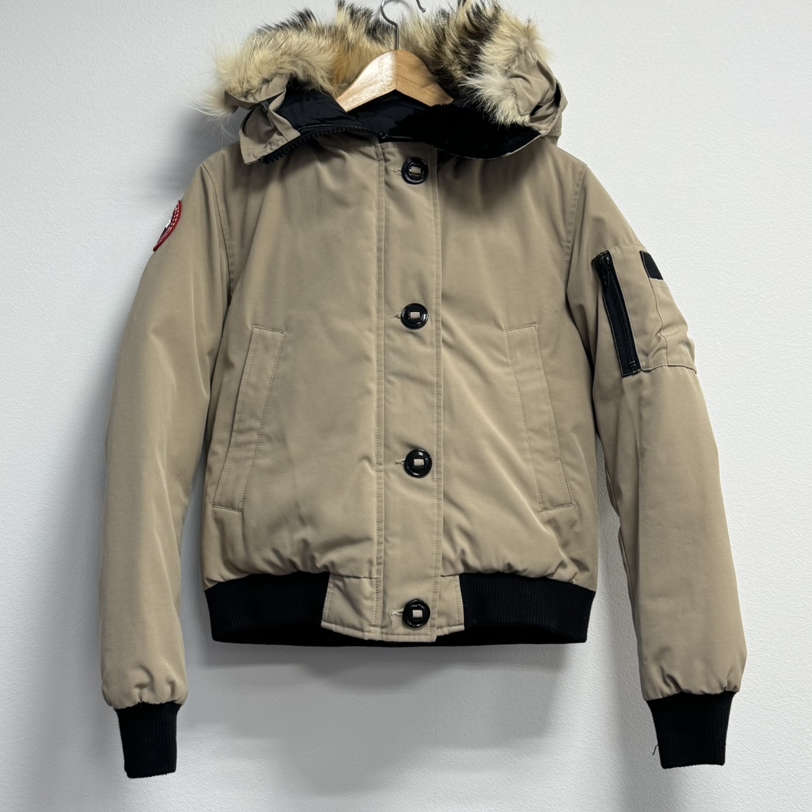 カナダグースを神戸三宮で買取。ブラウンのコヨーテファー付きのダウン