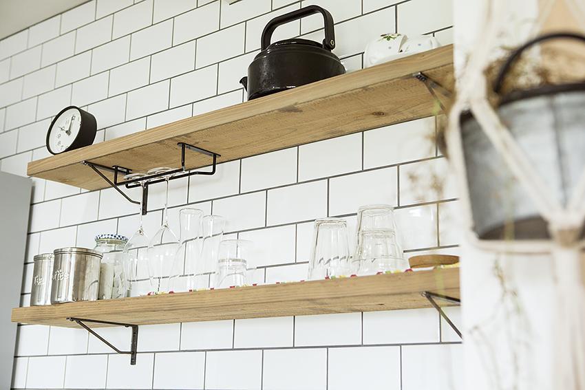 サブウェイタイルと手作りの棚がぴったり(ふたりだけの景色