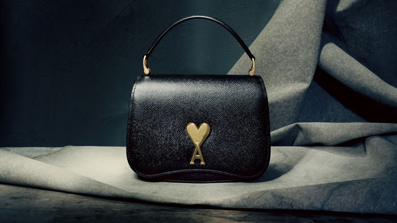 The article: THE PARIS PARIS BAG, AMI LAUNCHES A NEW IT BAGThis