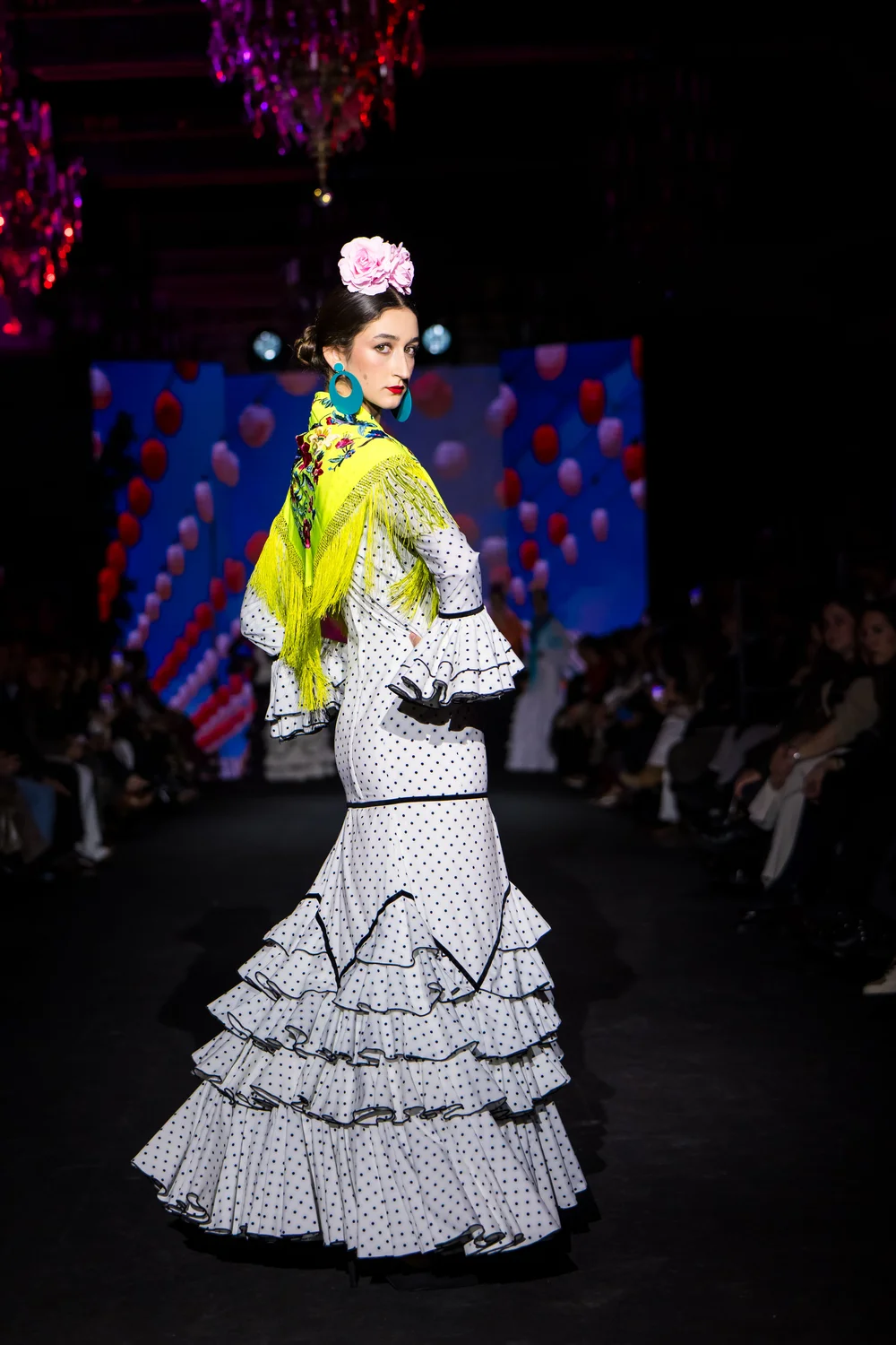 Rocío Peralta フラメンコ ドレス、白に黒の水玉模様 |エレペ