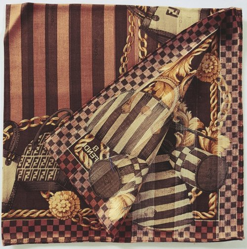 フェンディのスカーフ、アイコニックなハンドバッグ＆ペカンストライプ