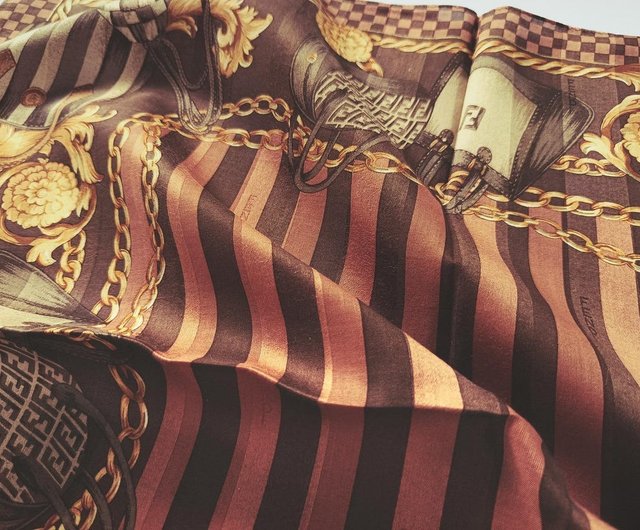 フェンディのスカーフ、アイコニックなハンドバッグ＆ペカンストライプ