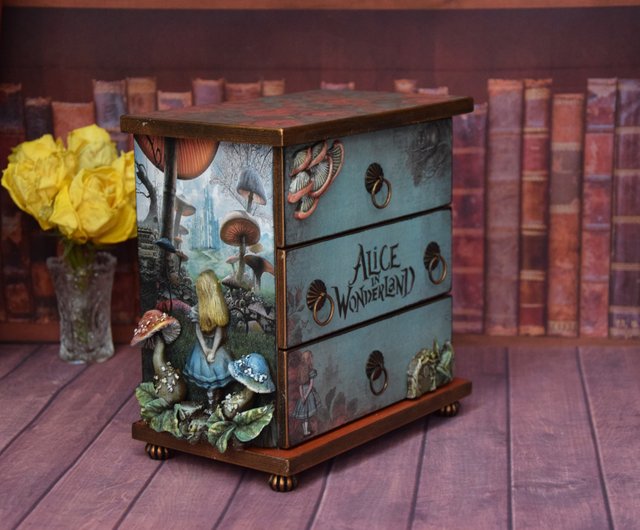 ウクライナ 不思議の国のアリスのジュエリーボックス。不思議の国の