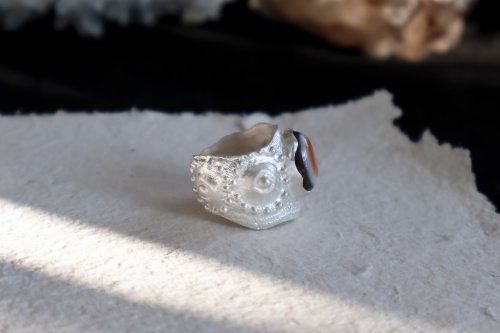 独特のテクスチャーが魅力のS990シルバーにアイアゲートをあしらった