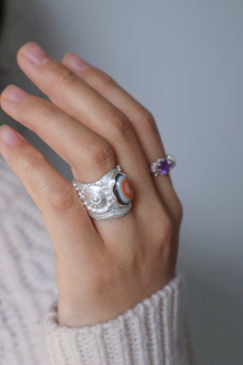 独特のテクスチャーが魅力のS990シルバーにアイアゲートをあしらった