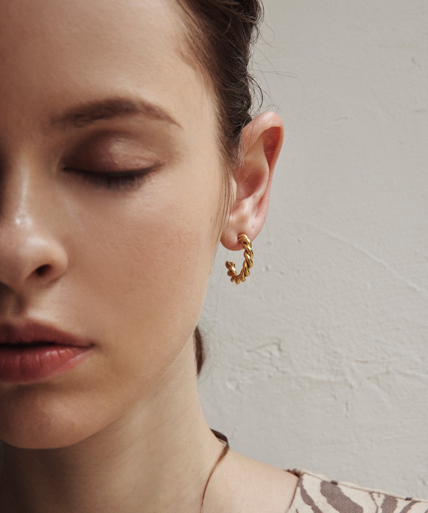 ゴールド]ツイストフープピアス