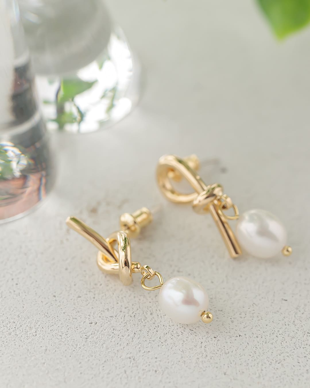 S925/18KGP】アシンメトリーノットライン淡水バロックパールピアス