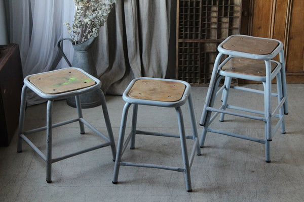 ペイントが可愛いメタルスツール（高さ約45cm） フランスアンティーク