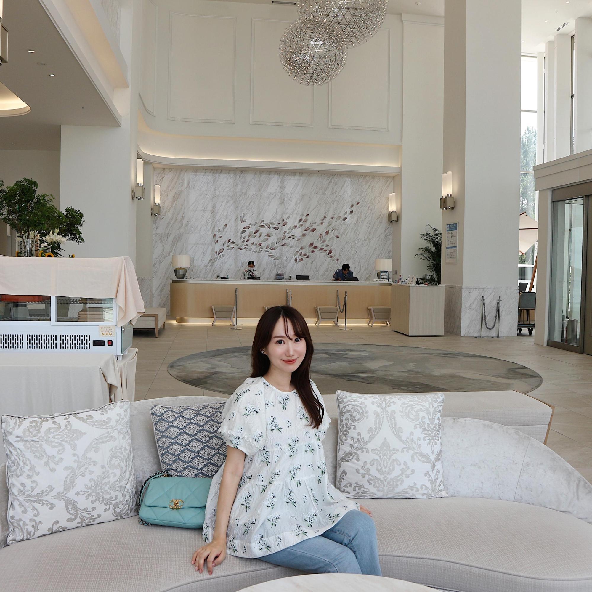 爽やかなコーディネートは「カスミソウ刺繍ブラウス」で