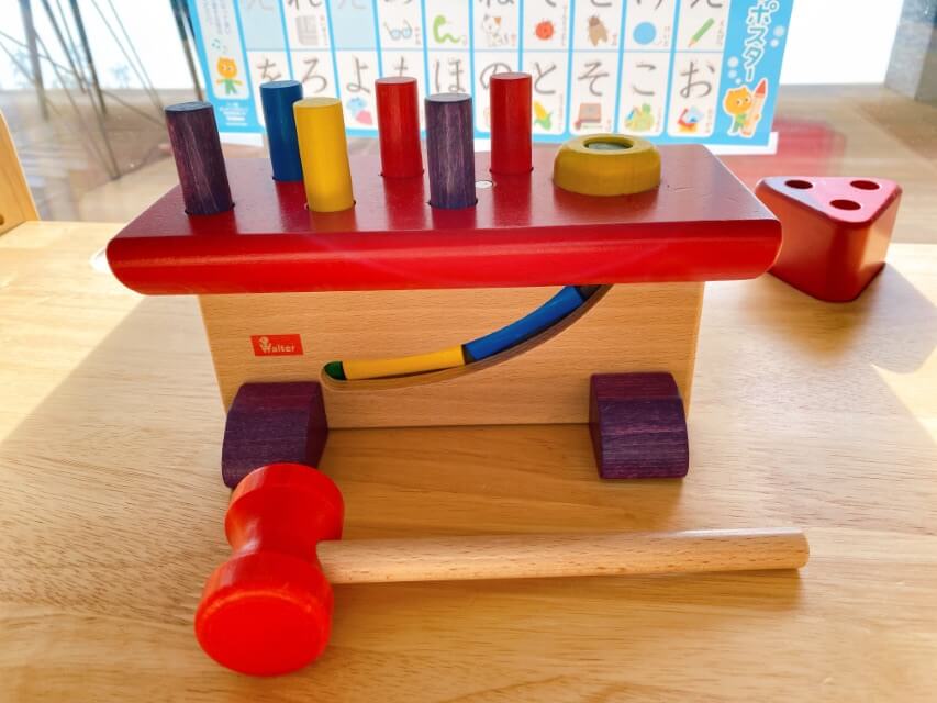 叩いて知育！NICのハンマートイ『大工さん』は手の器用さを高めるのに