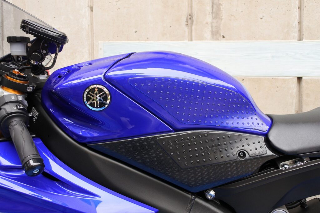 YZF-R6にタンクカバーを装備 | 童心に返るブログ