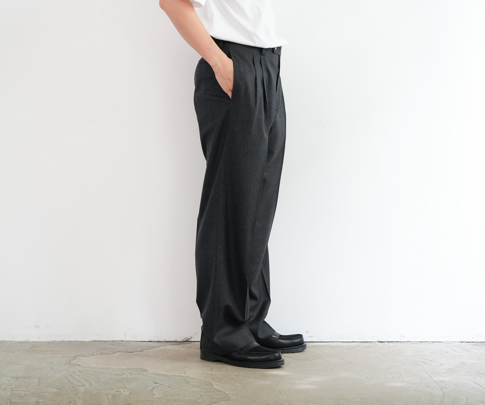 AURALEE SUPER LIGHT WOOL TWO-TUCK SLACKS – Chum!