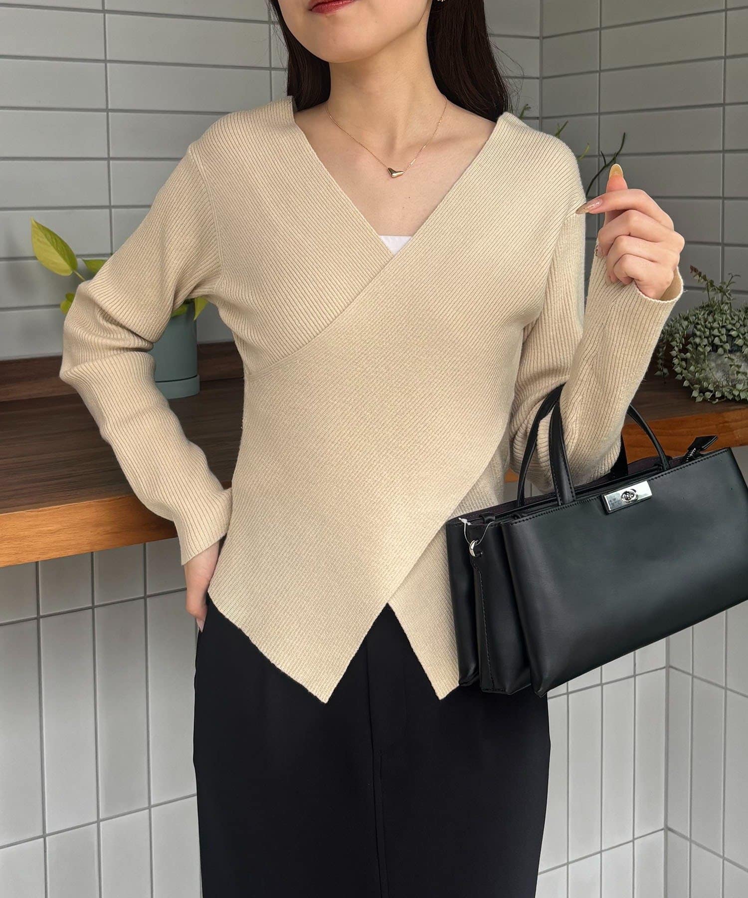 新色/ライトベージュ・グレー】クロスVネックニット | CAPRICIEUX LE