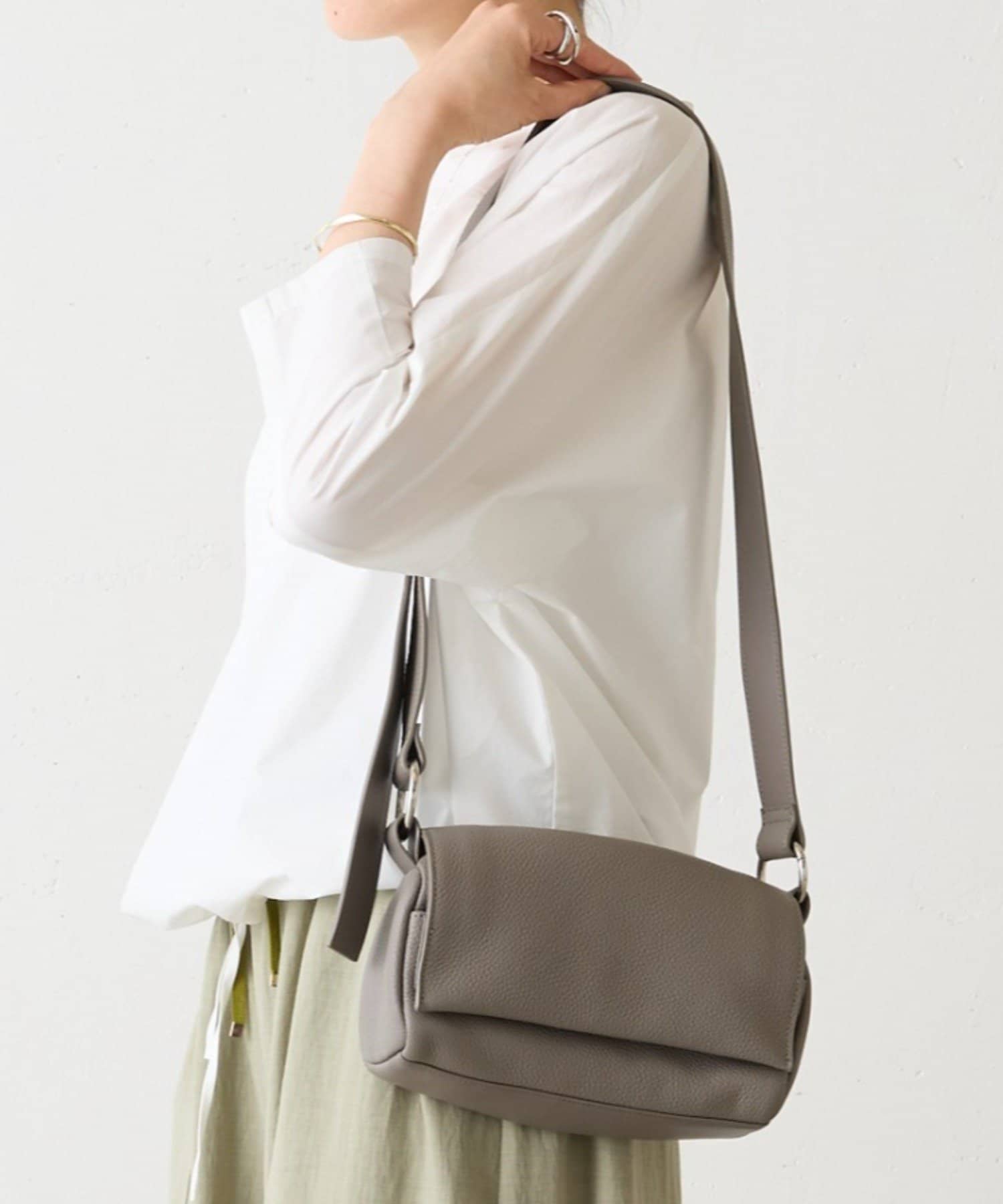 本革》ミニレザーボディバッグ | BEARDSLEY(ビアズリー)レディース