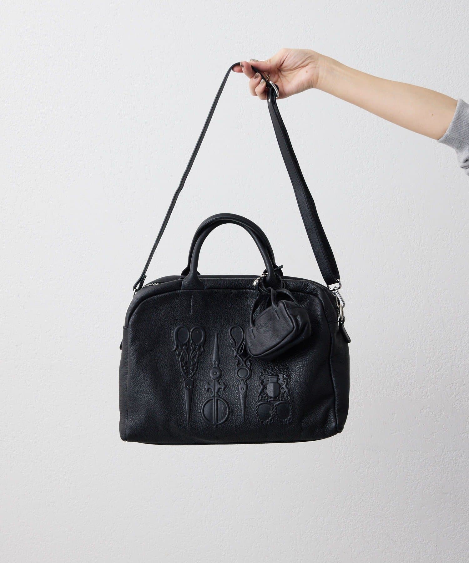 美品 iOpelle イオペレ ショルダーバッグ 型押しレザー 香水 黒 本革