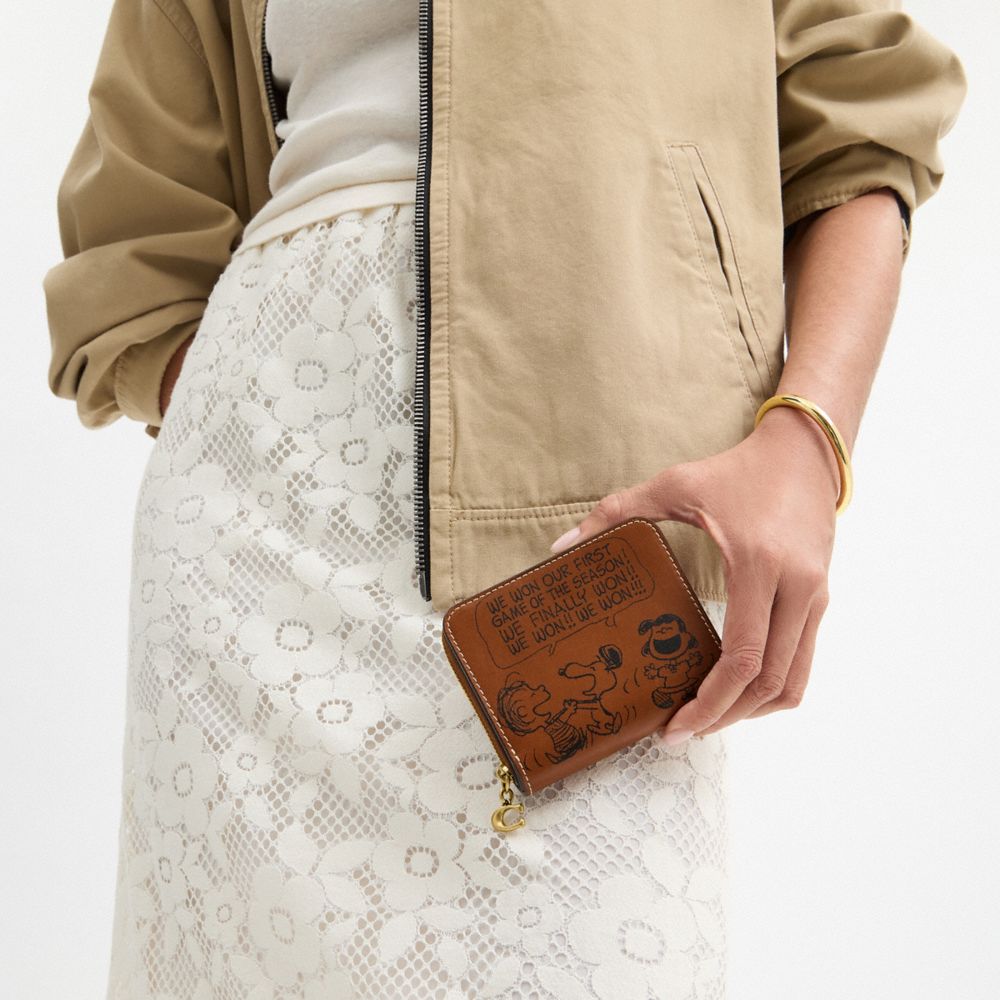 公式】COACH – コーチ | 【COACH X PEANUTS】エッセンシャル ビル