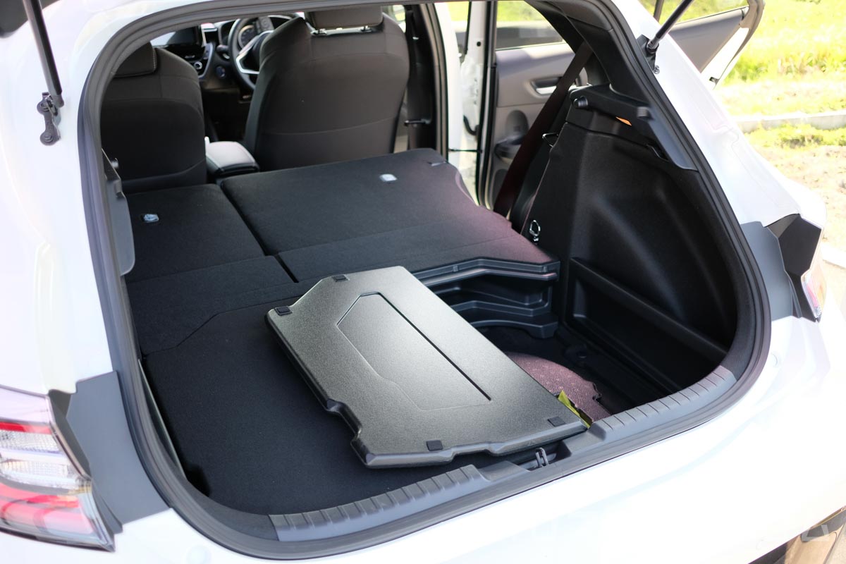 カローラスポーツの4:2:4分割アジャスタブルデッキボードとは？ | カロ