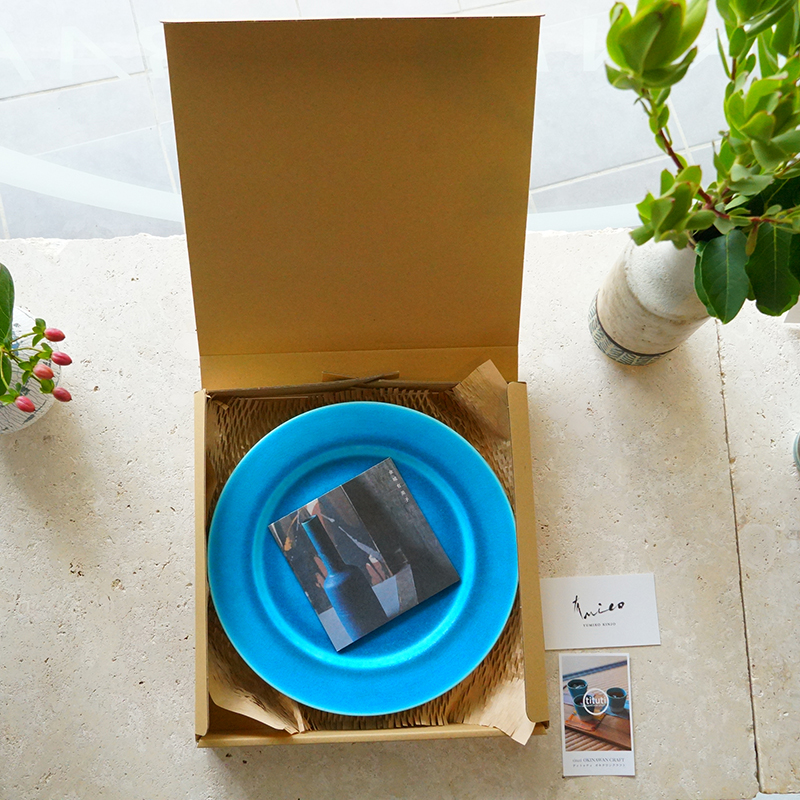 金城有美子】サンゴブルー＜リム皿23.5cm＞(直径23.5cm): 衣類・ライフ