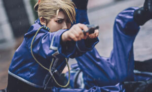 コプスレイヤー宮内の雨の日に躍動する『鋼の錬金術師』リザ