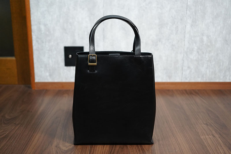 マザーハウスのブライトVトートをレビュー。ミニマルデザインで