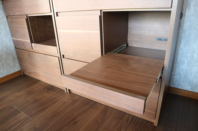 unico（ウニコ）の食器棚】ウォールナットの木の素材感がおしゃれな