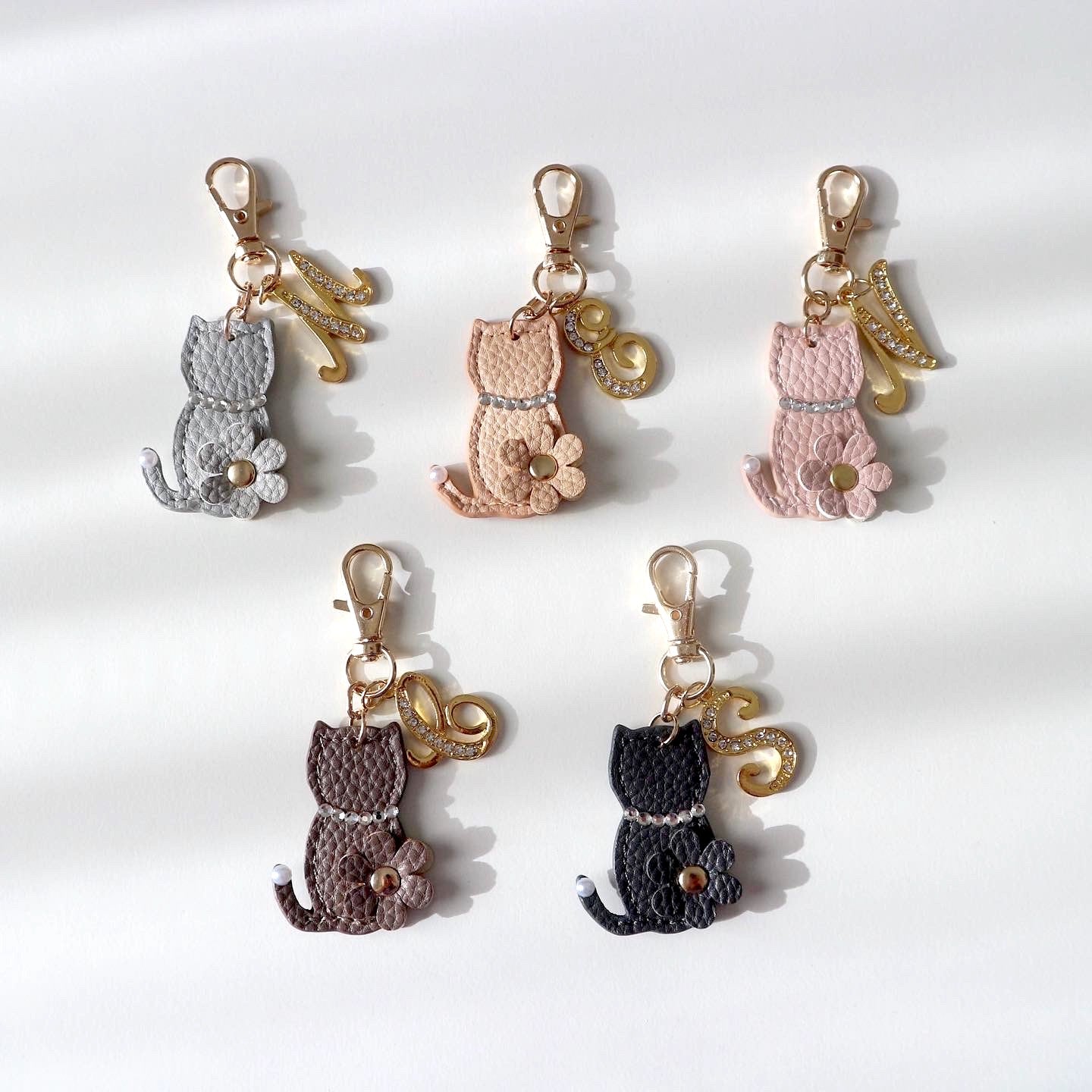 アクセサリー ヴィーガンレザー イニシャル ネコチャーム – COVERARY