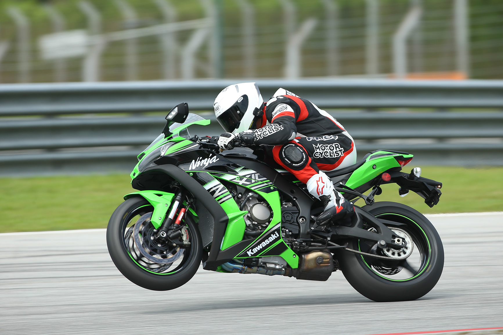 2016 Kawasaki Ninja ZX-10R Review | Motorcyclist