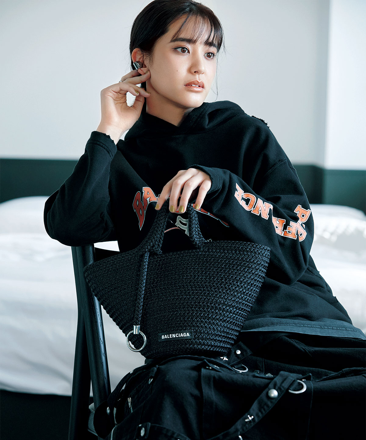 この春、シンプル派は「バレンシアガ」の辛口バッグを | CLASSY