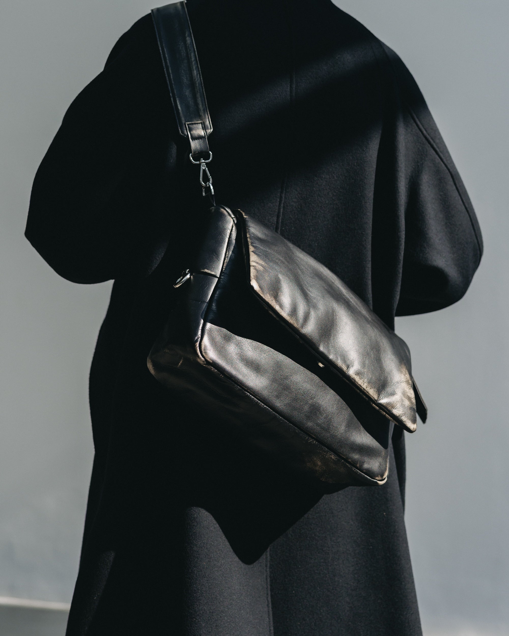 VINTAGE LEATHER PADDED FLAP HOLIDAY BAG (BLACK)