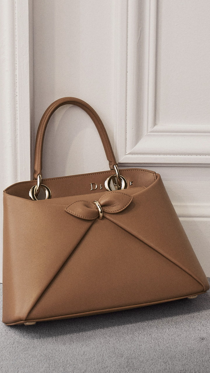 Dior アーカイブのドレスにインスパイアされた、エレガントな佇まい